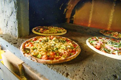 手作り石窯で焼く森の恵みピッツア – こんがり焼きたて、とろ～りチーズと森の恵みをほおばろう – | カテゴリで探す